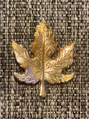 Source Unknown Gold-Tone Maple Leaf Brooch with Iridescent Sheen